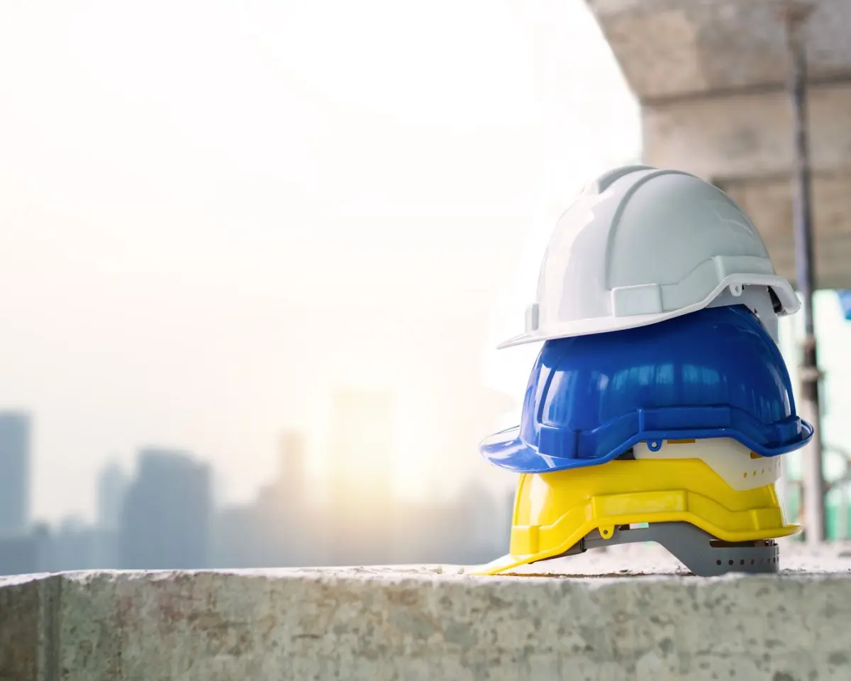 Trabalhador em canteiro de obras, representando as relações de trabalho